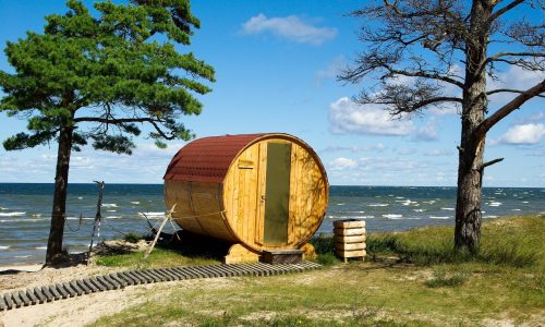 Lettland, Fass-Sauna am Strand an der Ostsee