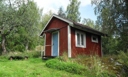 Schweden, Sauna im Garten am Wald