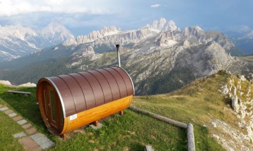 Dolomiten, Fass-Sauna auf der Alm am Berg