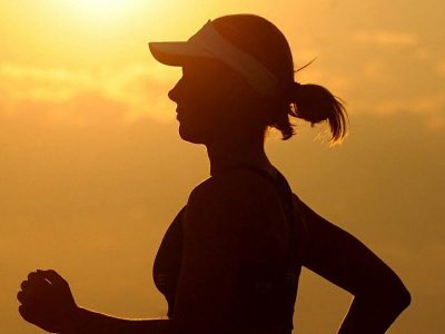 Immunsystem Psyche, Läuferin von rechts nach links im Sonnenlicht, Sport macht robust, immun