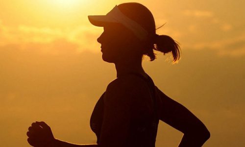 Immunsystem Psyche, Läuferin von rechts nach links im Sonnenlicht, Sport macht robust, immun