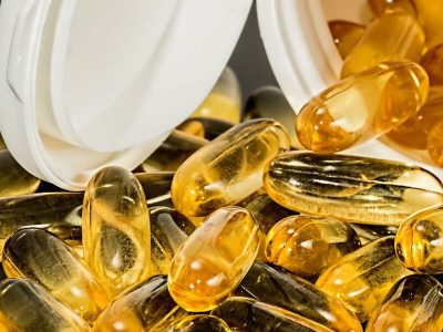 Vitamintabletten robust-immun Weichkapseln mit Vitaminen und Nährstoffen fallen aus einer Dose, Omega-3-Kapseln, damit Stärkung der Gesundheit robust-immun, robust, immun