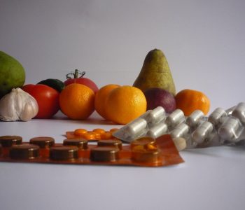 Vitamine-tablets-532338_1920 Vitamintabletten und Obst im Hintergrund