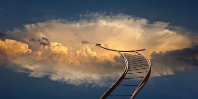 Querbild, Die in sonnige Wolken führende Himmelsleiter wie ein Bahngleis zeigt den Weg aus Krisen in neue Chancen und eine bessere Zukunft, krisen-chancen